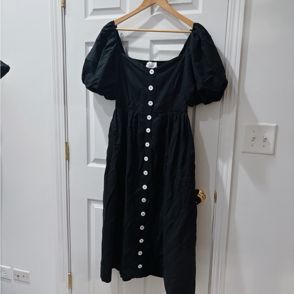 Pomander Place by Tuckernuck Alexis Midi Dress
Black Size L